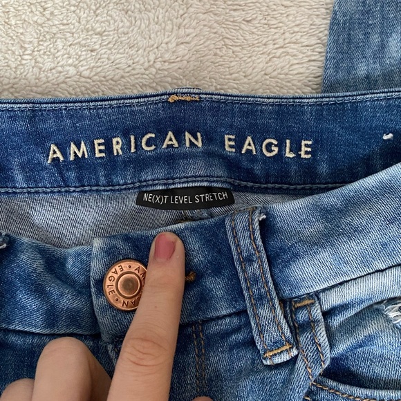 AMERICAN EAGLE- Curvy Hi-Rise Denim Jegging- Ripped - Picture 4 of 5